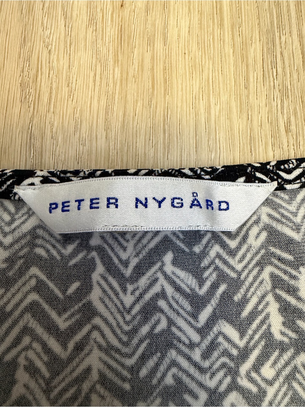 Peter Nygard Black and White Patterned Scoop Neck Top - Picture 3 of 7